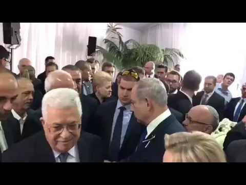 بالفيديو ..  بنيامين نتانياهو يصافح محمود عباس في جنازة بيريز