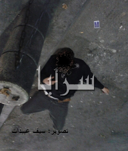 صور .. سكير ملقى على الارض بجانب مركز أمن المدينة في وسط البلد