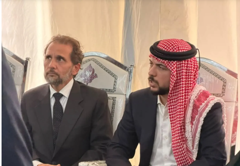 ولي العهد يقدم واجب العزاء بشهداء الوطن في بلدة حمود بالكرك 