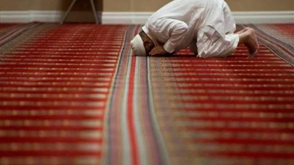 هل تجوز الصلاة في وسيلة المواصلات مع ترك القبلة وبعض الأركان ؟