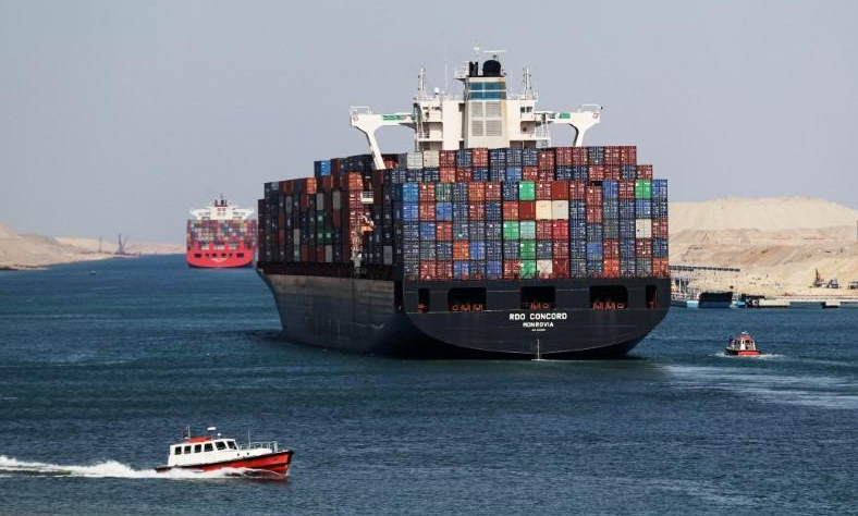 السفينة الجانحة بقناة السويس تهدد بأزمة "عالمية" و قد "تقطع" "ورق التواليت" من الأسواق