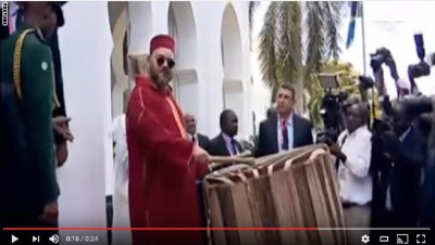 بالفيديو  ..  ملك المغرب يقرع الطبول في تنزانيا 