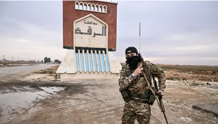 سوريا ..  قوات للعشائر تطرد "قسد" من الشدادي بالحسكة ومقر أمني بالرقة.