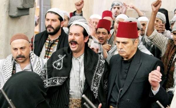 بالصور ..  نجم "باب الحارة" يظهر برفقة شابة مجهولة ويثير الجدل