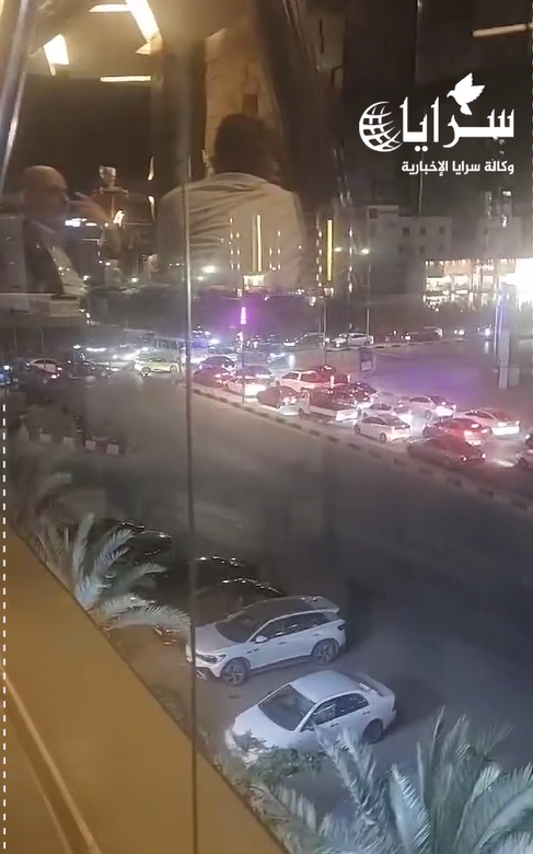 تعطل متكرر لإشارة مرورية يربك الحركة في أحد شوارع إربد الحيوية - فيديو