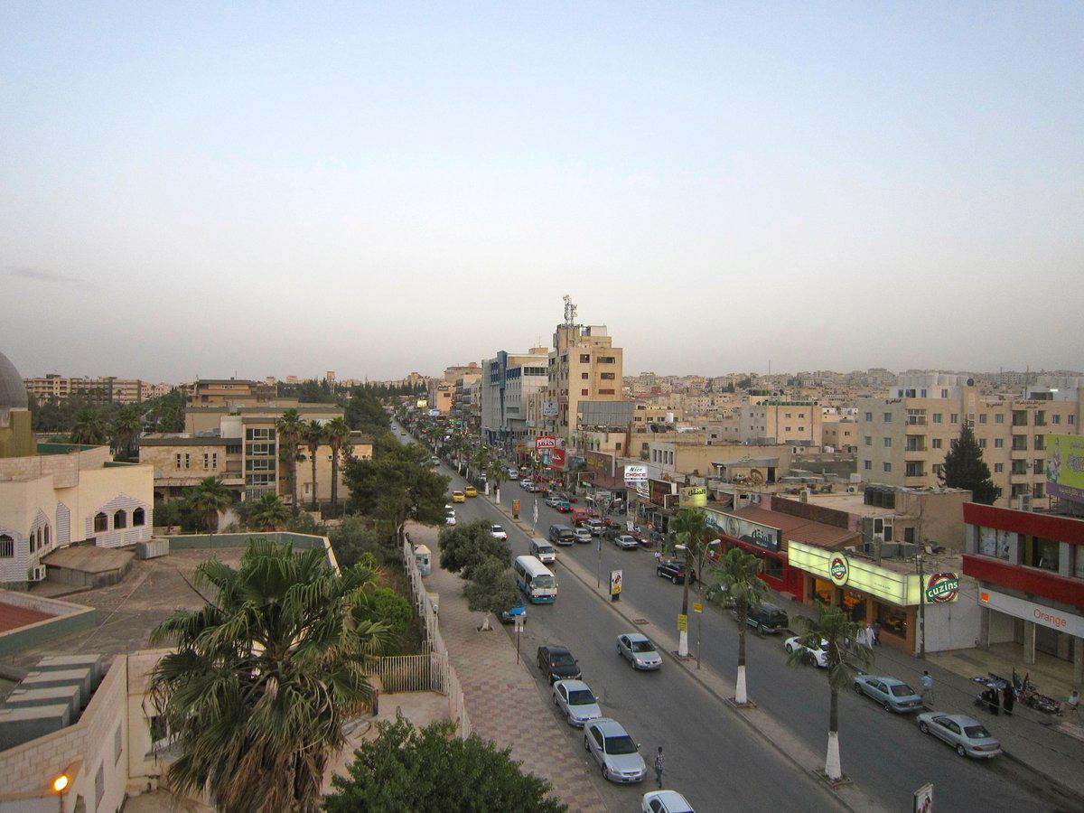 مبادرة لتنظيم المتسوقين أمام المحال في إربد
