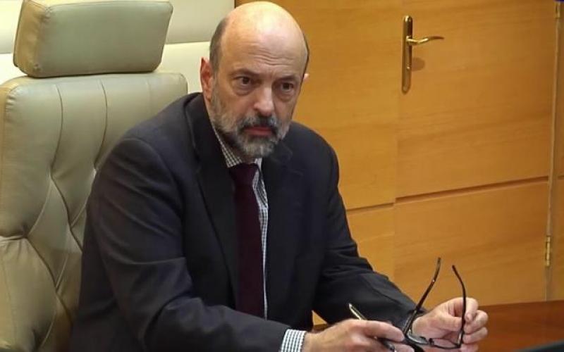 ماذا بعد فشل سياسة الضرائب  ..  ؟ الفريق الاقتصادي يبحث عن حلول و "الرزاز" حائر 