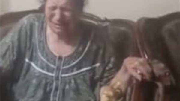  مشهد مأساوي يهز المصريين   ..  مُسنة تبكي وتتوسل لعاملة بدار رعاية لإدخالها الحمام 