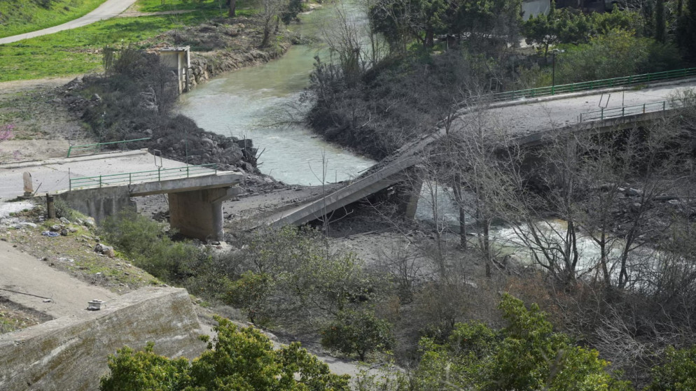الجيش "الإسرائيلي" يعتزم قصف جسرين في شرق لبنان