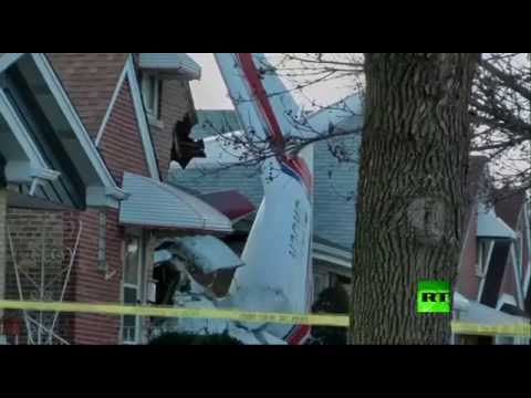 بالفيديو ..  طائرة نقل خفيفة تسقط على منزل في شيكاغو