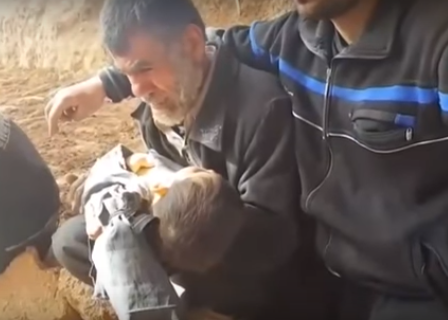 فيديو صادم  ..  جد يبكي على حفيده: "ادفنوني معه تحت التراب"