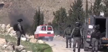 فيديو "مثير للاشمئزاز"  ..  جنود الاحتلال الصهيوني يحتفلون و يرقصون فرحاً لنجاحهم بإطلاق نار على فتى "فلسطيني بطل"
