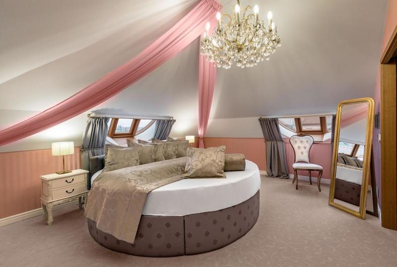 بالصور  ..  أفضل 3 فنادق مثالية لشهر العسل في براغ