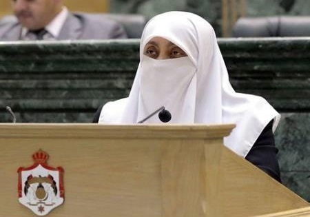 النائب العتوم تسأل الحكومة عن المدارس الحكومية ومكرمة أبناء العسكريين 