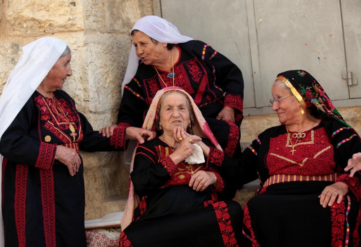 بالصور  ..  ثوب الوطن ..  الزي الفلسطيني يروي تاريخ الأرض والإنسان