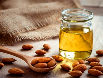 فوائد زيت اللوز المر للوجه