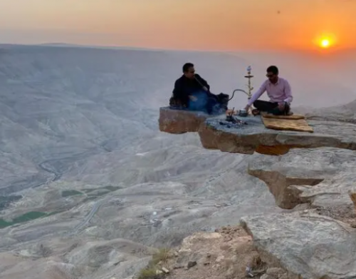 شاهدوا بالصور و الفيديو  ..  "الصخرة الطائرة" تجذب أنظار الأردنيين  ..  وصورتها تجتاح مواقع التواصل  ..  فما هي حكايتها؟