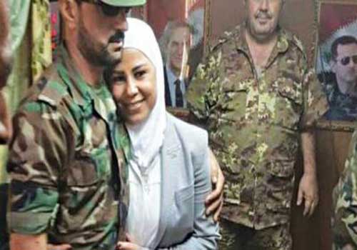 صورة احتضان عقيد الجيش السوري العفوية قد تكون وراء استقالة الوزيرة الوحيدة المحجبة في سورية