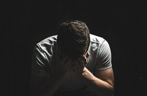 أحب الله وقلبي متعلق به لكني أشعر بأنه لا يحبني، فهل هي وساوس