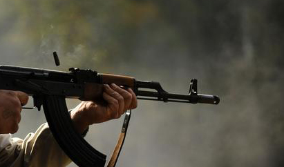 العقبة : ثلاثيني يطلق النار عشوائياً من سلاح رشاش تجاه سيارات المواطنين في القويرة