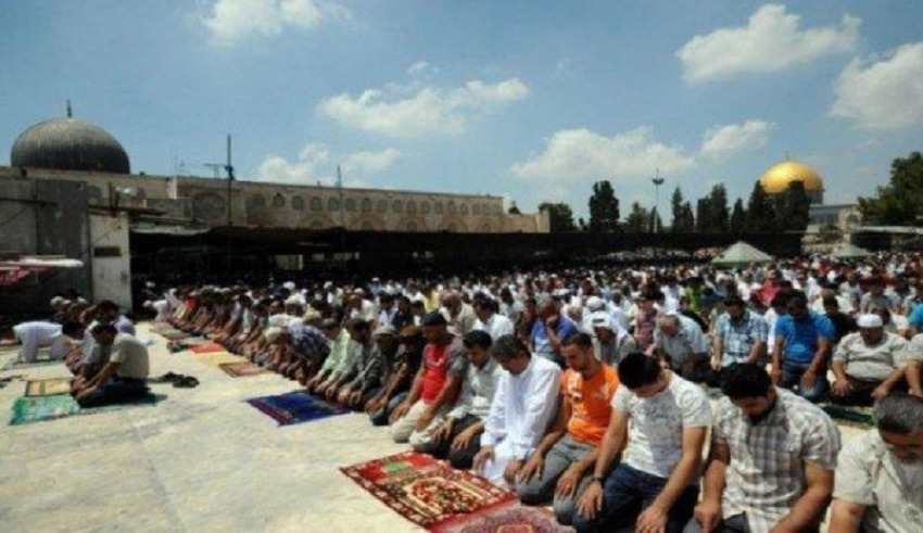 40 ألفا يؤدون "الجمعة" في المسجد الأقصى رغم إجراءات الاحتلال