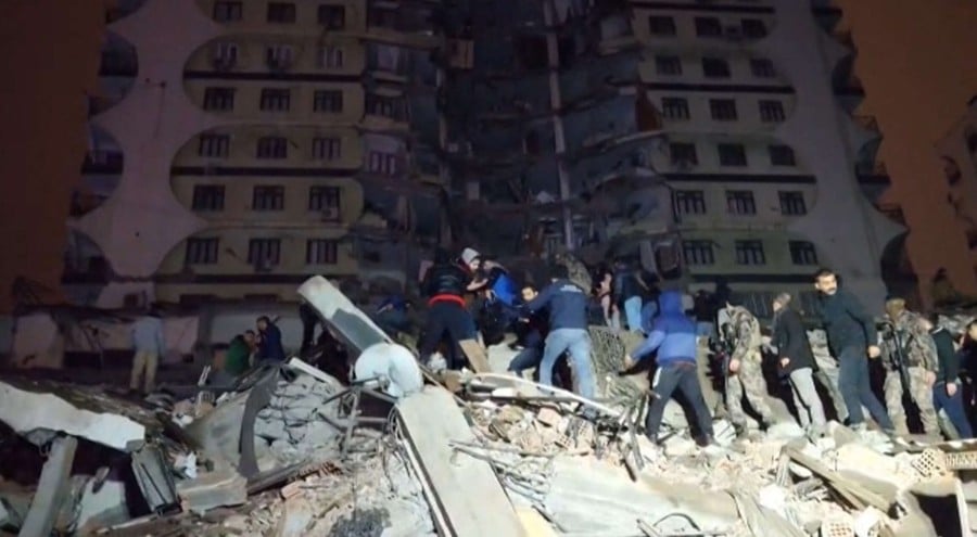 بالفيديو ..  حالة ذعر لمواطنين داخل منزلهم في منطقة عفرين شمال سوريا بسبب قوة تأثير الزلزال 
