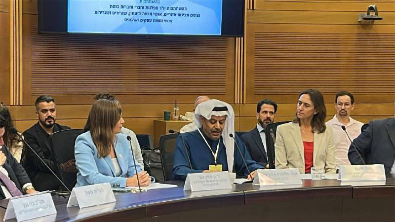 استياء عربي واسع بعد ظهور الصحفي السعودي عبدالعزيز الخميس بالثوب والغترة في قاعة الكنيست "الإسرائيلي" ..  فيديو