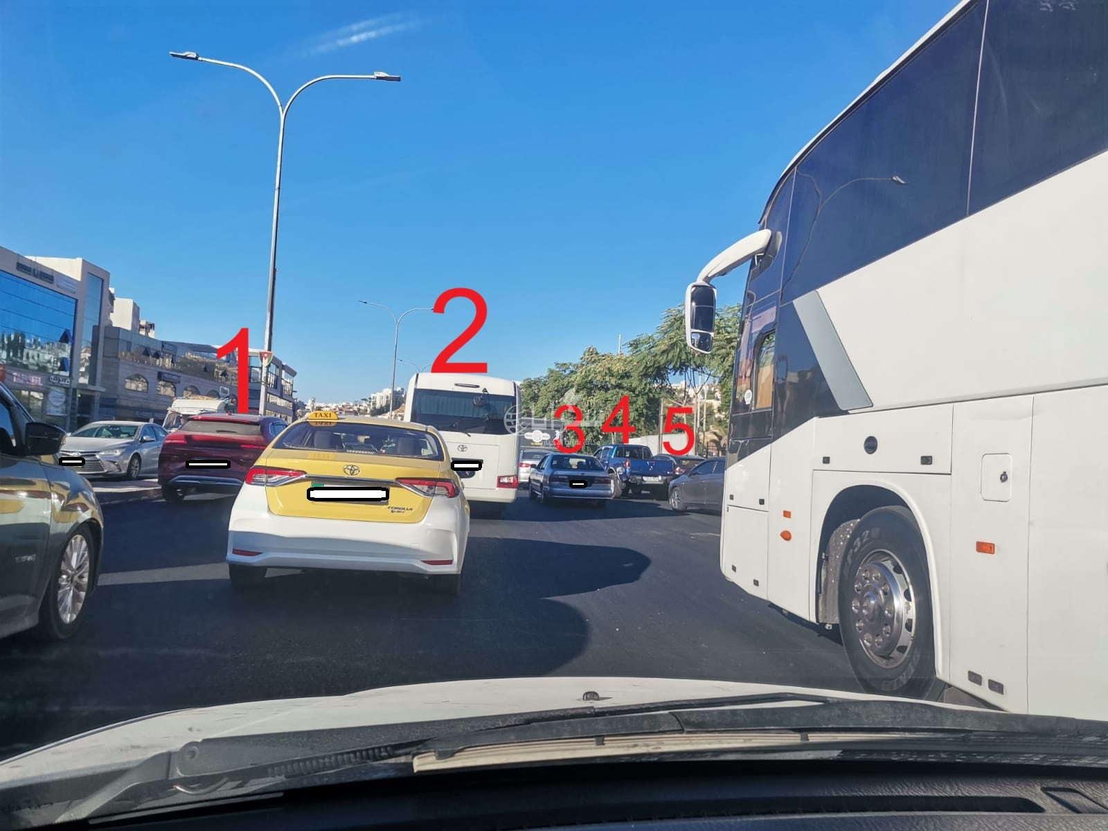 اختناق مروري حاد عند إشارة المواصفات والمقاييس ..  ومطالب بإعادة دراسة الموقع  ..  صور 