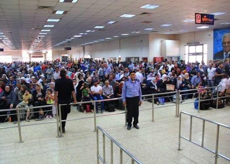 الاحتلال يمنع سفر 18 مواطنًا عبر معبر الكرامة