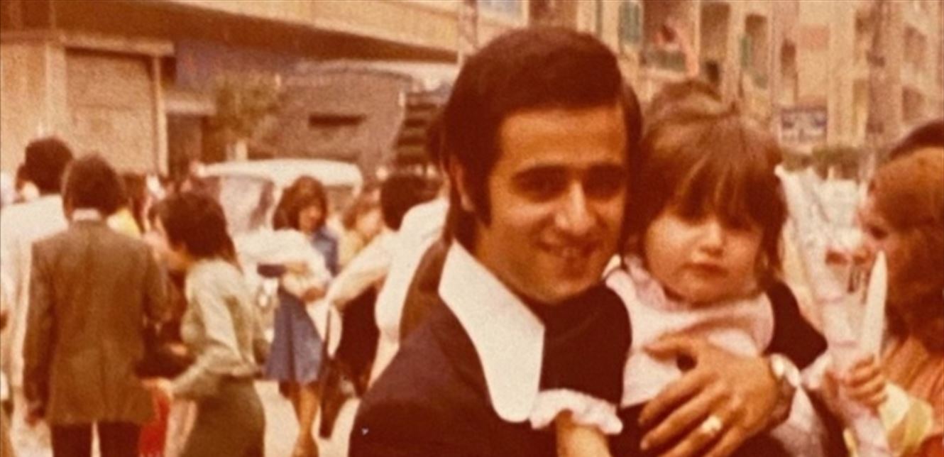 هذه الطفلة مع والدها أصبحت مقدمة برامج لبنانية شهيرة (صورة)