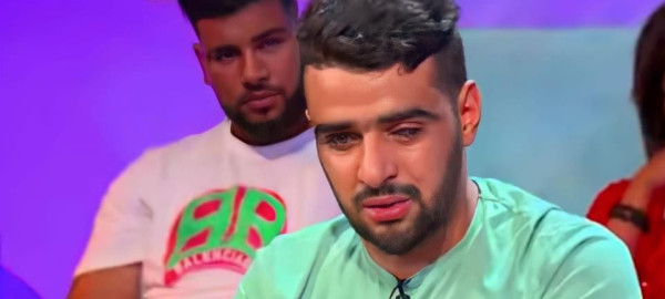 شاب جزائري يفقد بصره بعد صب أصدقاؤه ماء النار على وجهه - صورة 