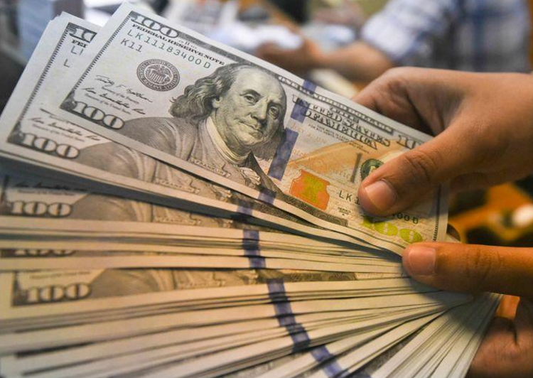 الدولار يصعد بعد أسوأ شهر في 10 سنوات