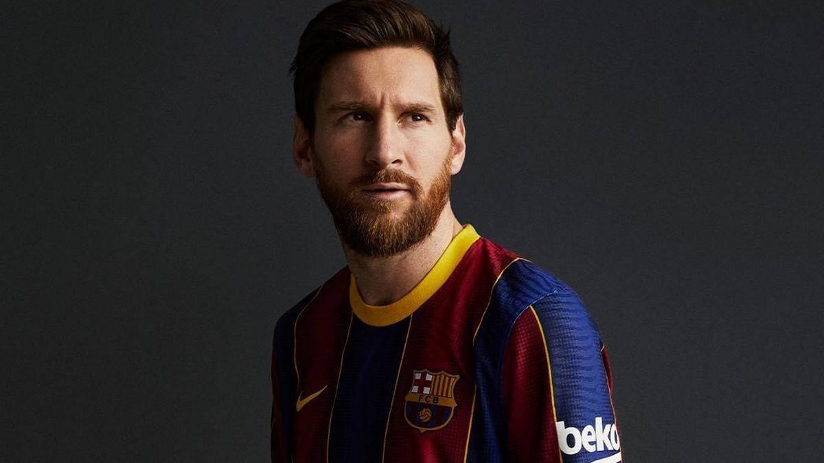 شاهد بالفيديو  ..  ميسي وسيدات برشلونة يستعرضون قميص برشلونة الجديد