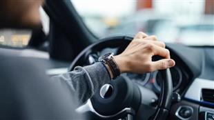 خطأ بسيط خلف المقود قد يبطئ رد فعلك ..  كيف تضبط جلستك للقيادة بأمان