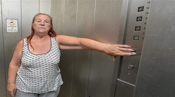 مسنة تستخدم المصعد للمرة الأولى وتعلق بداخله