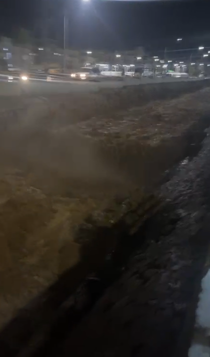 بالفيديو ..  أمطار غزيرة وسيول تجتاح العقبة مساء اليوم