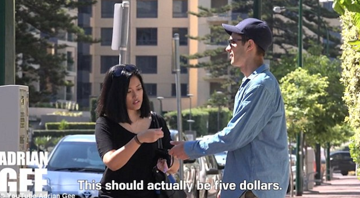 بالفيديو : شاب يدعي أنه كفيف ليختبر أمانة الناس في الشارع: النتيجة صادمة