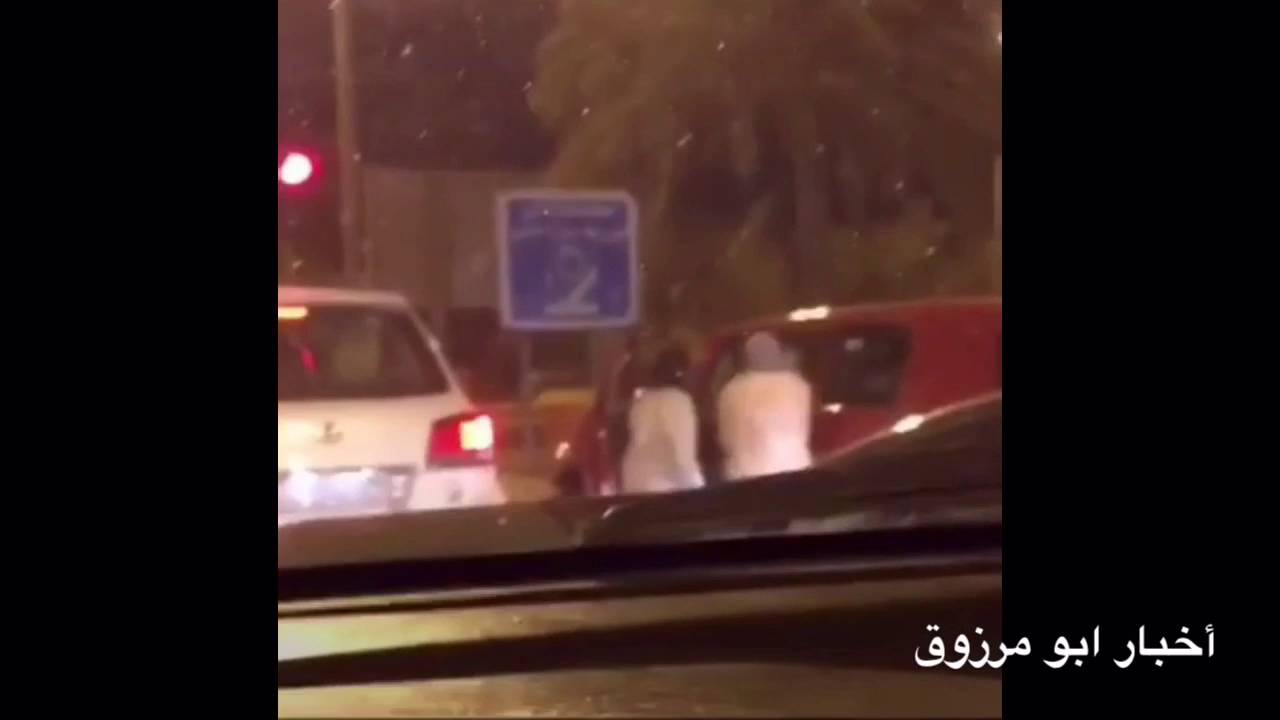  “فيديو”: فتاتان تعتديان بالضرب على سائق سيارة بالكويت