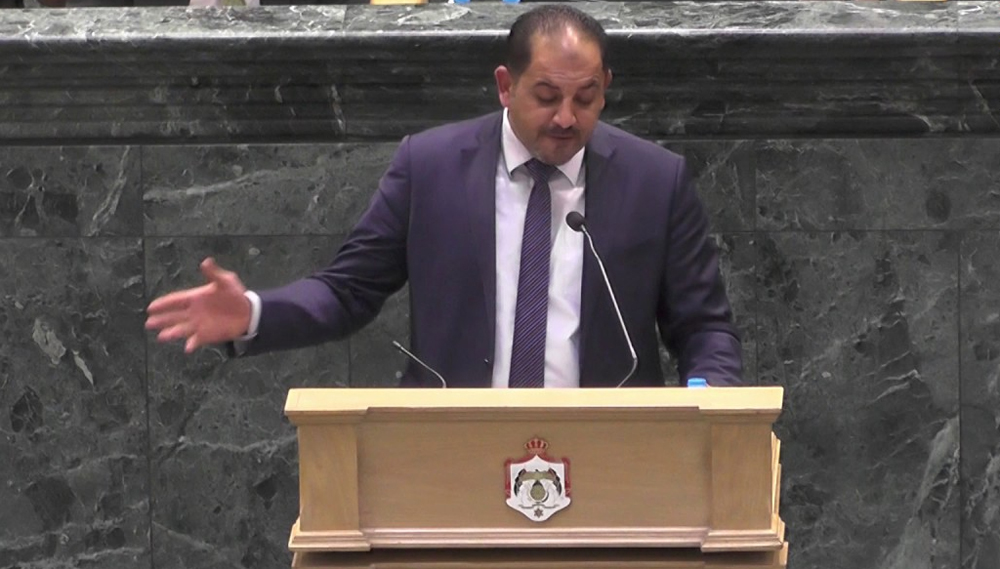 النائب العتايقة مُنتقداً الخطط الحكومية: "حتى الشماغ نستورده من الصين"