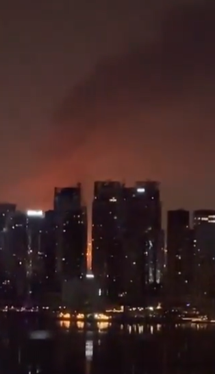 لحظة استهداف مطار دبي بالصواريخ الايرانية ..  فيديو