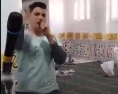 بالفيديو ..  شاب غنى بميكروفون مسجد يثير غضب المصريين 