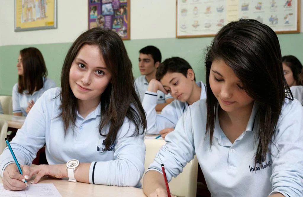طلاب الثانوية التركية يجددون مناشدتهم لإنهاء أزمة مستمرة منذ عامين: مستقبل مئات الطلبة على المحك 