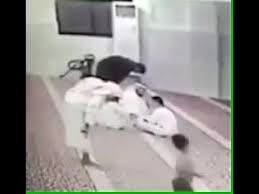فيديو مؤثر للحظة وفاة رجل أثناء صلاته في أحد المساجد  