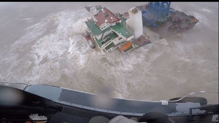 انشطار منصة سفينة بحرية قبالة سواحل هونغ كونغ على متنها 30 شخصا 