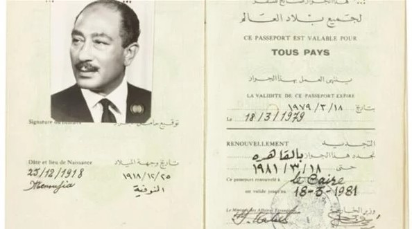 مكتوب بالذهب .. بيع جواز سفر الرئيس أنور السادات في مزاد امريكي