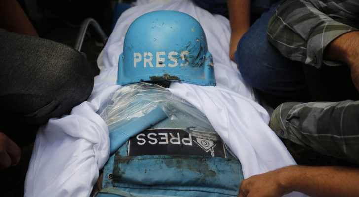 الاحتلال يستهدف 3 صحفيين وسط غزة