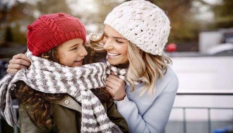 كيف أدفئ جسمي في الشتاء؟ طرق طبيعية ومشروبات