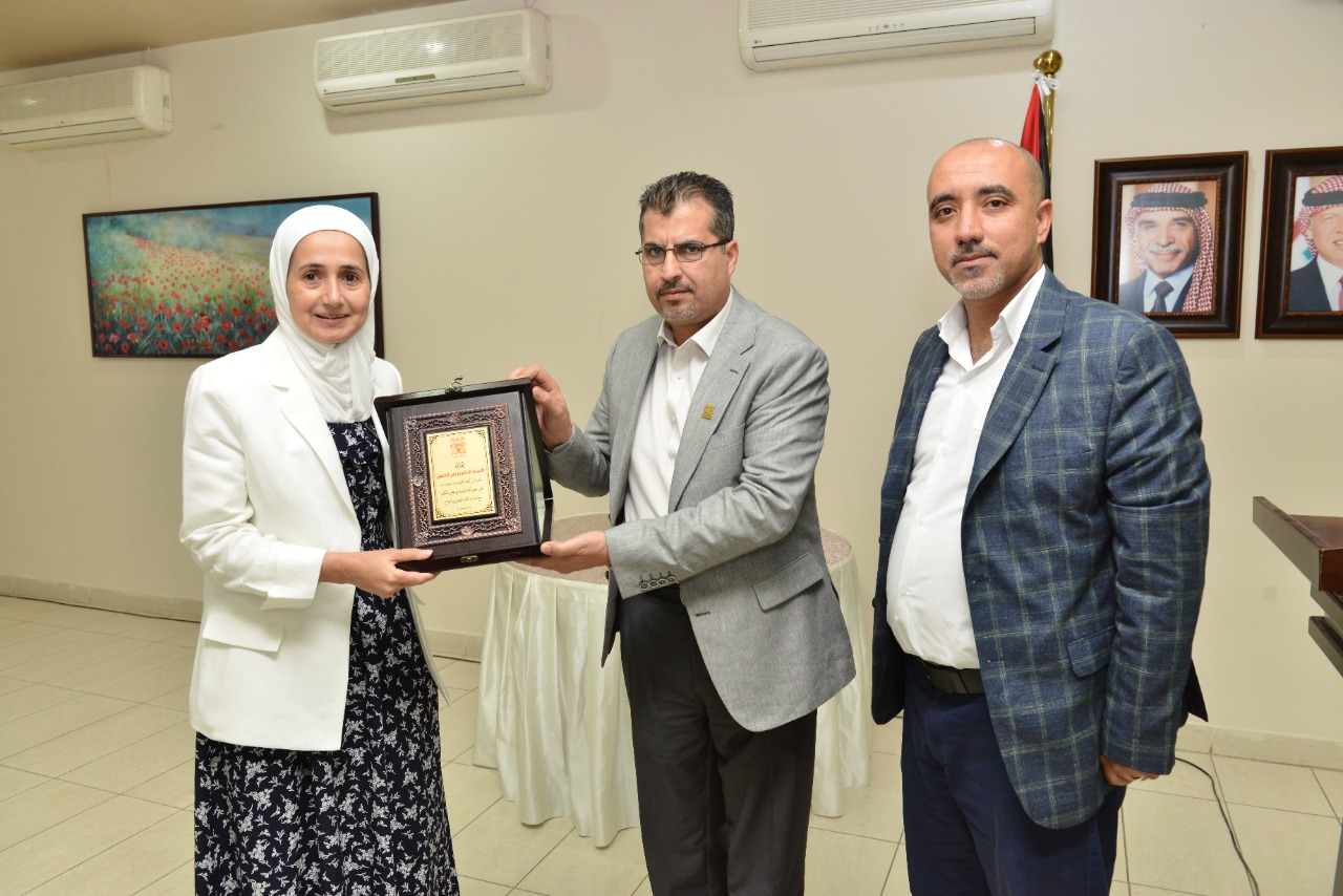 كلية تكنولوجيا المعلومات بجامعة البترا تكرم عميدة الكلية السابقة الدكتورة نهى الخليلي 