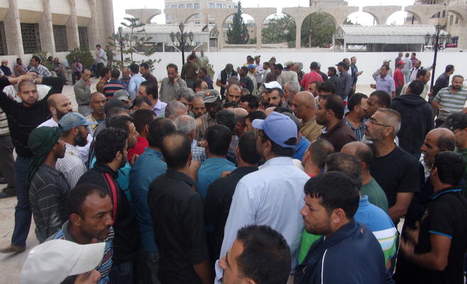 بالصور ..  اعتصام  مفتوح لموظفي بلدية اربد الكبرى 