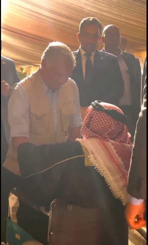 مسن للملك : أنا أشهد يا ابو حسين إنكم ملوك ورجالٍ طيّبين